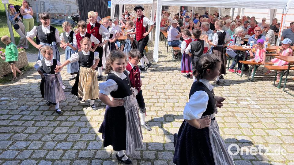 Die Trachtenkinder führten am Sonntagnachmittag Polkas und Landler vor. Bild: wku