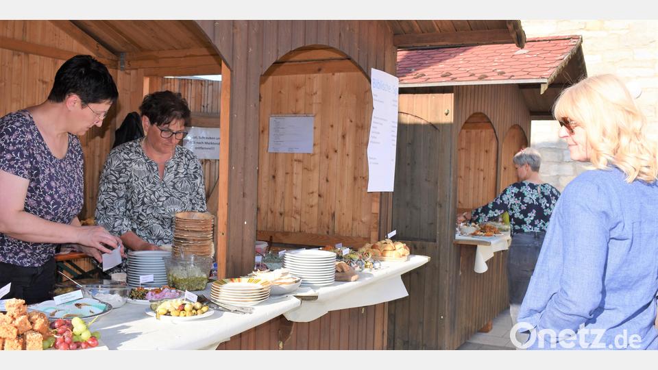 Das Büchereiteam hatte biblische Speisen zubereitet. Bild: rgr