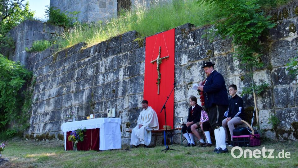 Nach dem Festgottesdienst am Breitenstein lud Vorsitzender Andreas Pirner die Gäste zur weltlichen Feier in den Hof des Rathauses ein. Bild: wku