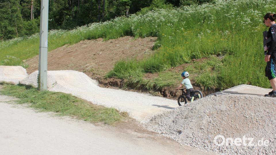 3186 Hindernisfahrbahn zum Mountbainbikes testen. Bild: aun