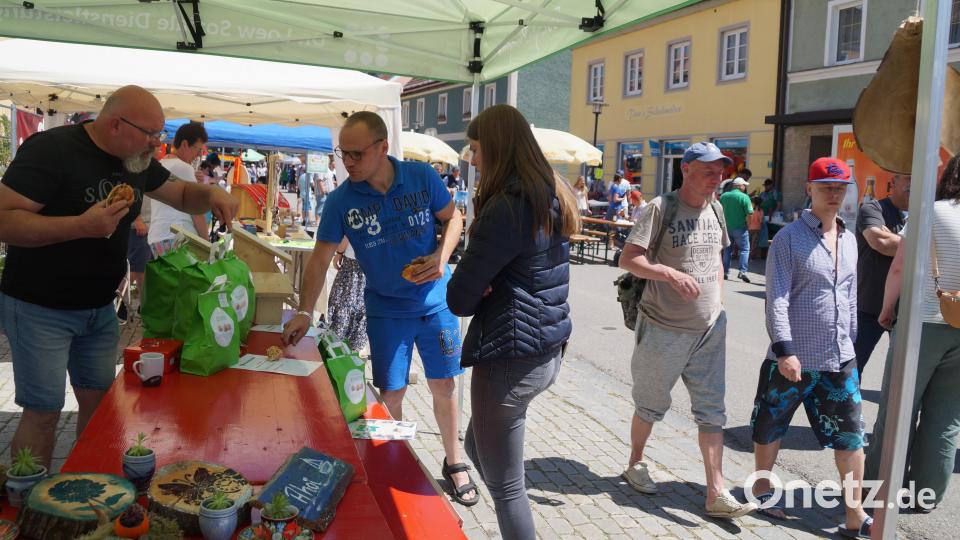 Selbstgebasteltes und Naturprodukte standen hoch im Kurs beim Kirwa-Revival in Schönsee. Bild: wel