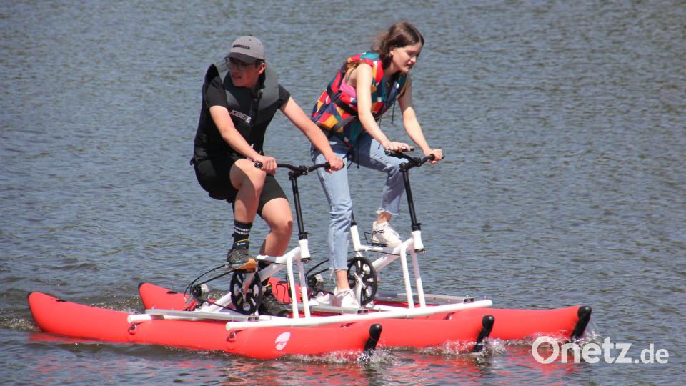 Auch mit dem Fahrrad-Tretboot waren Gäste auf dem Stadtteich unterwegs. Bild: kro