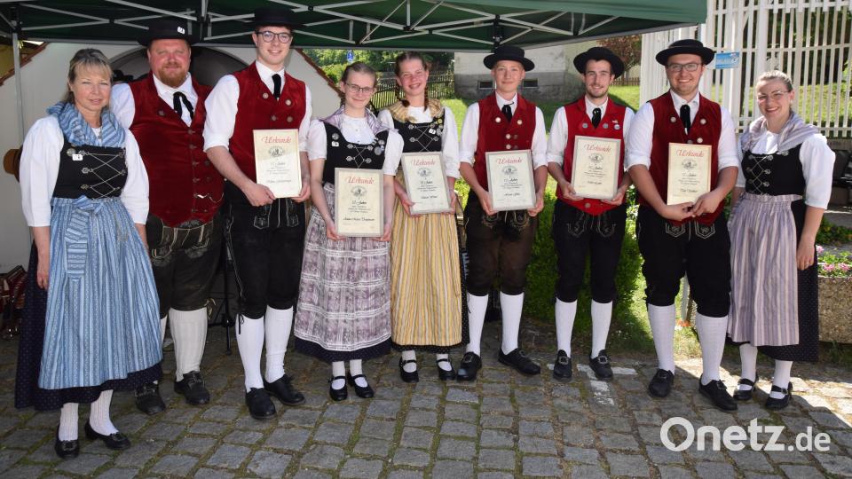Von links: Sabine Guttenberger, Andreas Pirner, Kilian Guttenberger, Anna-Maria Trautmann, Sarah Winter, Xaver Götz, Nico Luber, Toni Stollner und Tina Falk. Bild: wku
