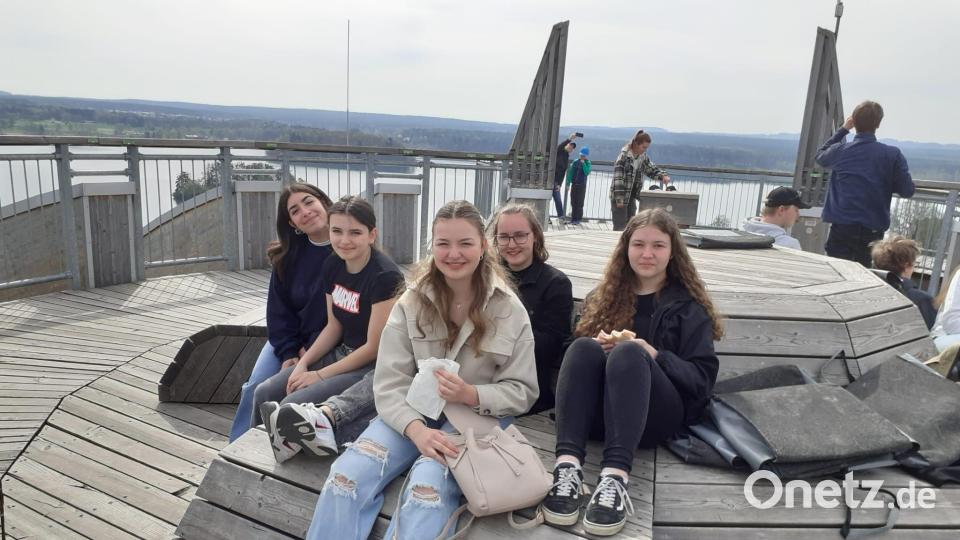 Eine Mädchengruppe auf der Holzkugel am Steinberger See. Bild: Belinda Schöner/exb