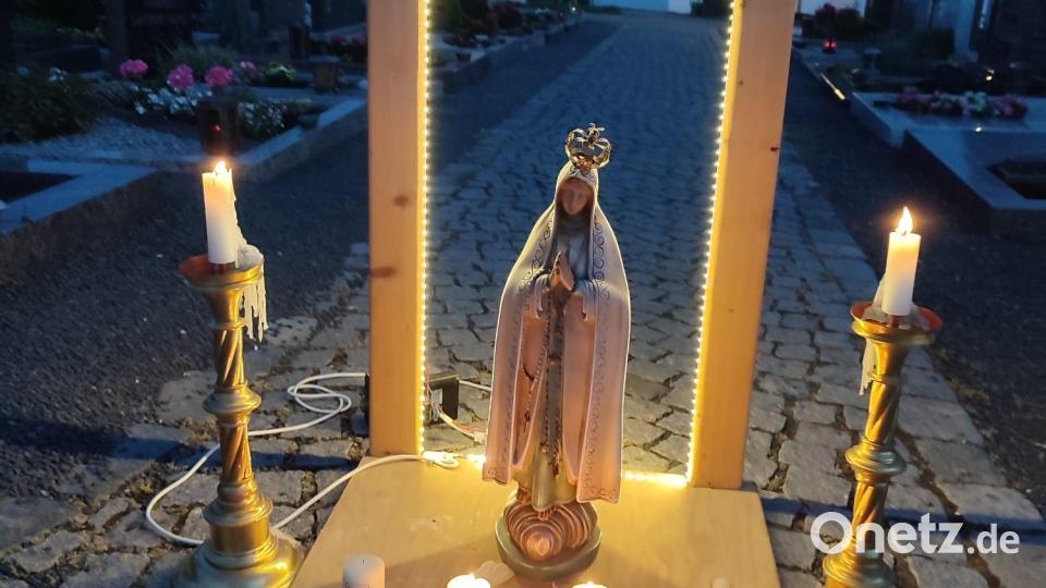 Eine beleuchtete Muttergottesstatue hielt die Betenden zum Innehalten an. Bild: rpp