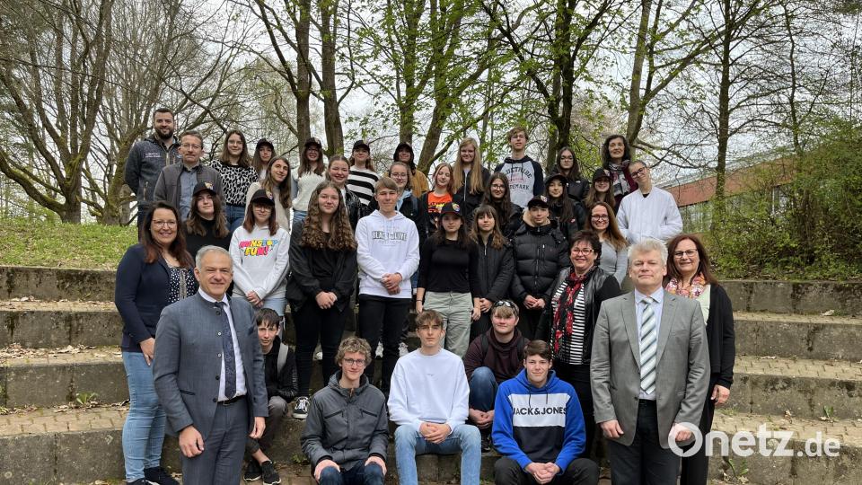 ei einem Empfang der deutschen Gastgeberschüler und der italienischen Gastschüler im Stiftland-Gymnasium freuten sich Landrat Roland Grillmeier (vorne, links) und Schulleiter Matthias Weiser vom Stiftland-Gymnasium (vorne, rechts), dass nach Corona solche Schülerbegegnungen nun wieder möglich sind. Bild: Belinda Schöner/exb