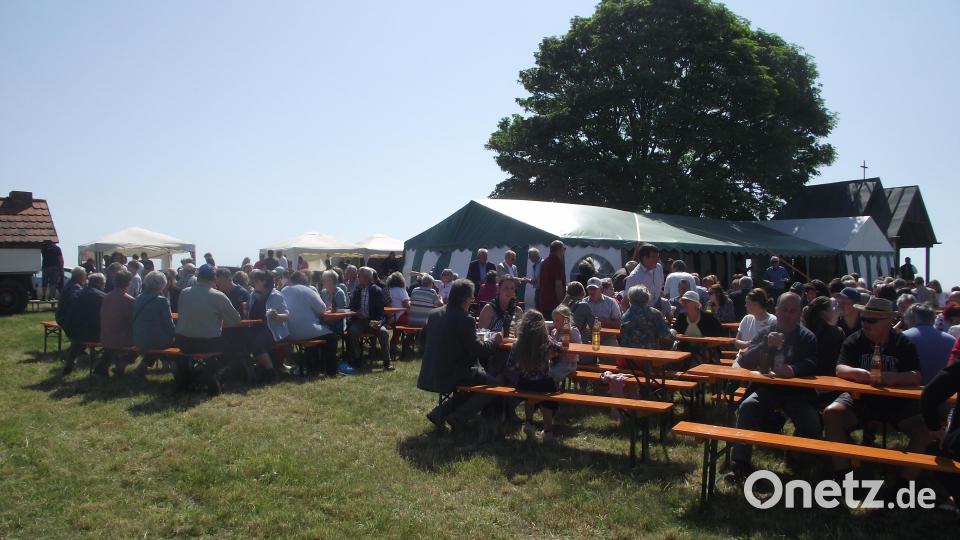 Bei herrlichem Frühsommerwetter wird auf dem höchsten Aussichtspunkt der Stadt Weiden das „Dreifaltigkeitsfest“ gefeiert. Bild: ror
