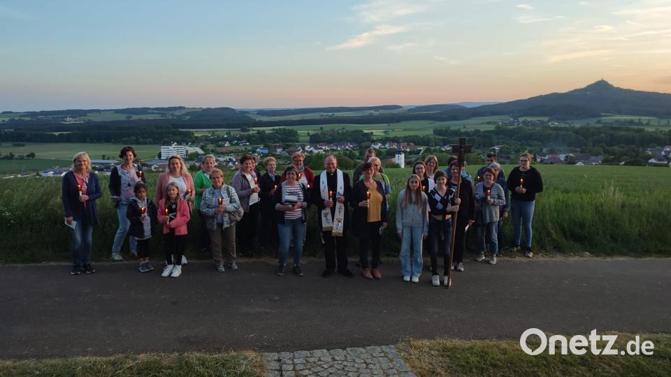 Mit Kerzenlicht nahmen die Teilnehmer/innen Abschied vom Bergkreuz und dem herrlichen Blick auf Kastl und die Umgebung. Bild: rpp