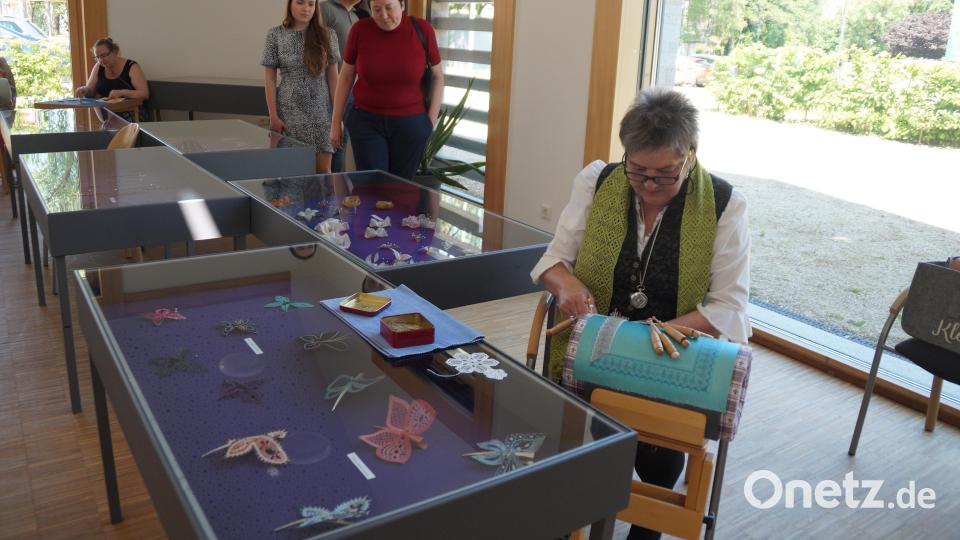 Eine Klöppelausstellung mit besonderen Stücken fand sich im Zäch-Haus. Dort konnte man auch beim Klöppeln zusehen. Bild: wel