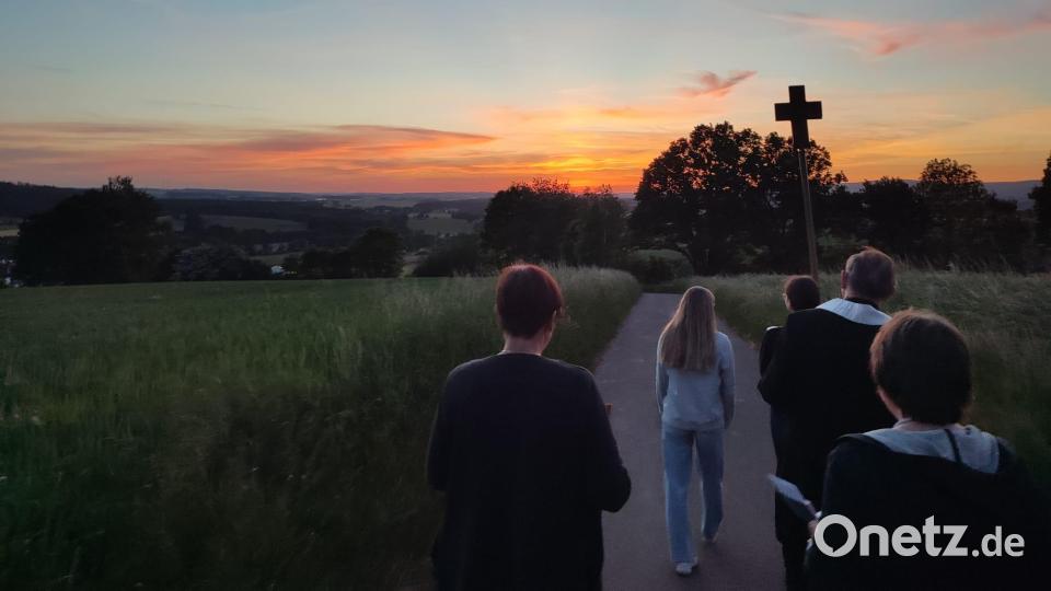 Bei der letzten Maiandacht in diesem Jahr führte Pfarrer Heribert Stretz die Gläubigen auf den Kastler Berg. Bild: rpp