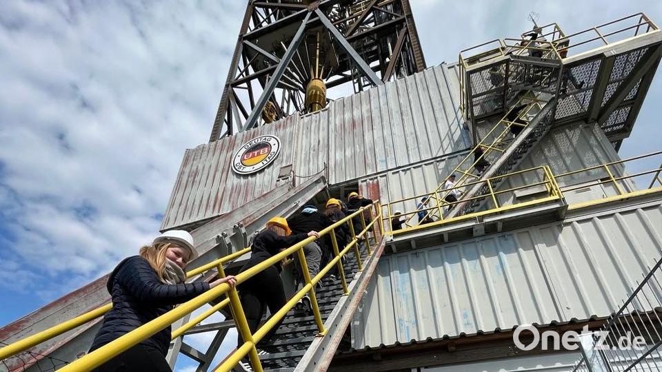 Bei der Bohrturm-Führung am KTB Windischeschenbach. Bild: Belinda Schöner/exb