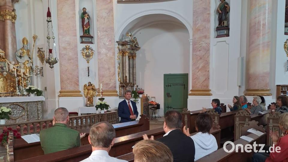 Organist Martin Bernreuther bei seiner Dankesrede am Ende des Konzerts in der Kappl. Bild: Bernhard Lux/exb