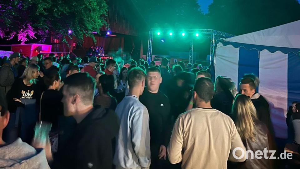 Nach Einbruch der Dunkelheit füllt sich das Areal bei der Beach-Party am Freizeitgelände &quot;Atzmannsee&quot;. Bild: gz