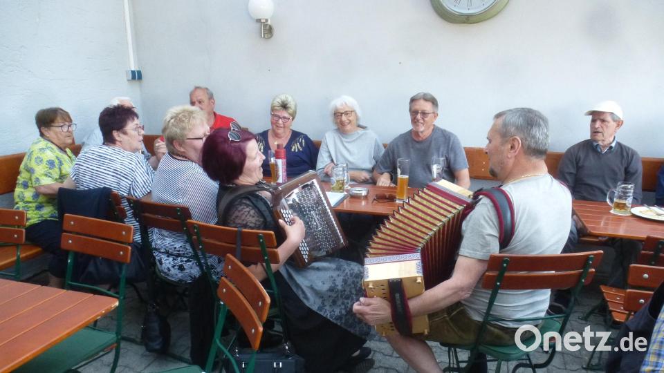 Bianca Knogl und Günter Stangl spielen und singen beim Musikantentreff in Uckersdorf. Die Gäste schunkeln zur Musik. Bild: mad