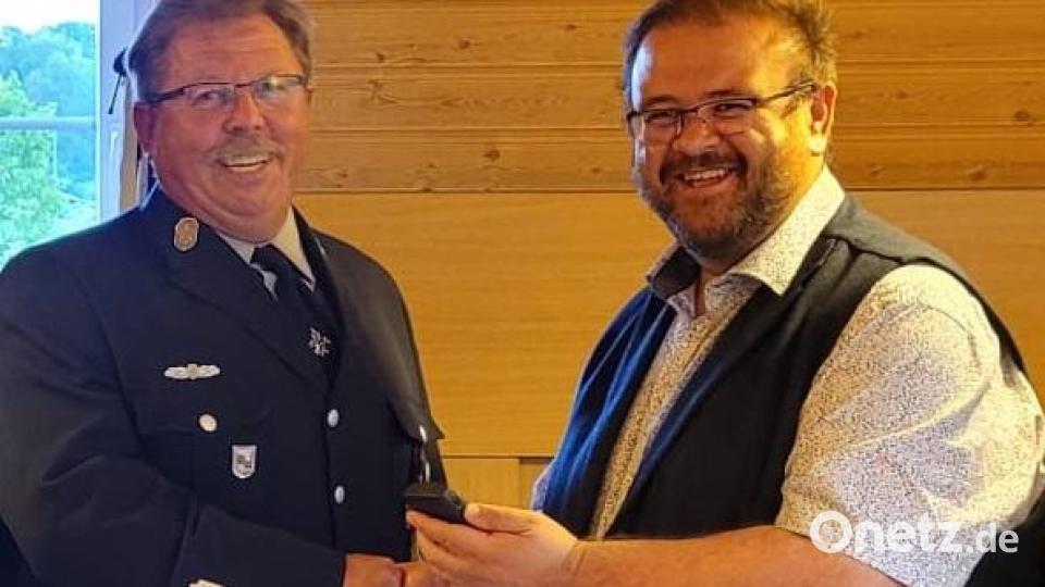 Den ersten Pager übergab Bürgermeister Hans Walter (rechts) an Ludwig Kugler, federführender Kommandant der Feuerwehren der Gemeinde Kastl. Bild: mde