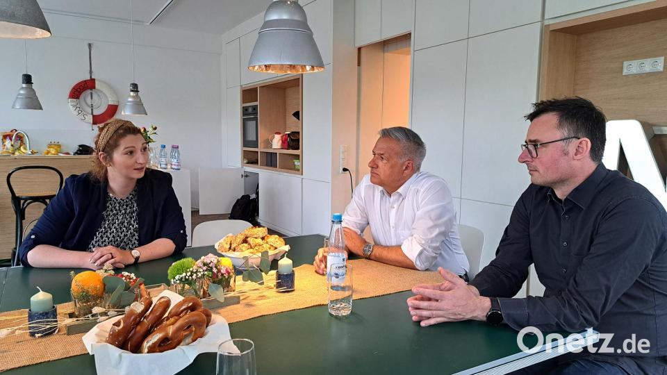 Die Integrationslotsen Sarah Matzke (links) und David Runschke (rechts) erläutern Landrat Roland Grillmeier das Projekt. Bild: Landratsamt Tirschenreuth/exb