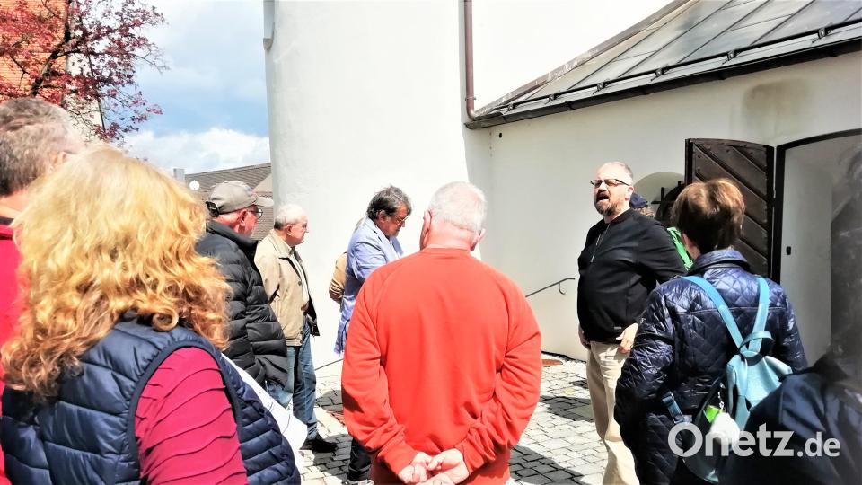 Roding: Stadtpfarrer Holger Kruschina vor der St-Anna-Kapelle in Roding mit der seltenen Darstellung eines Schreittanzes. Bild: Dr. Knut Thielsen/exb