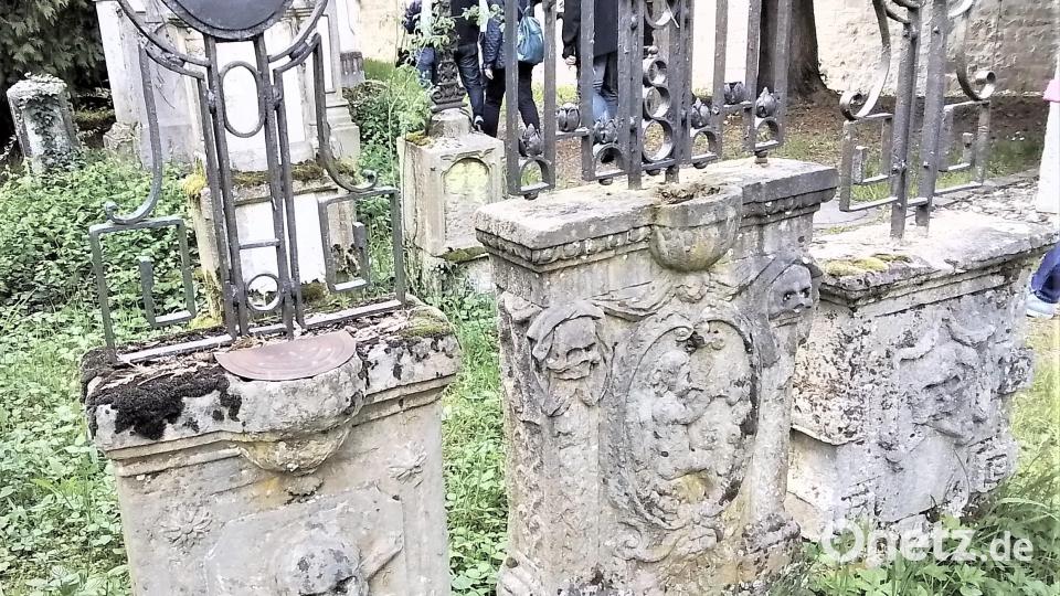 Straubing: Klassisches Totentanz-Motiv auf dem mittleren Grabstein im aufgelassenen Straubinger Friedhof: die Seifenblase, die in der nächsten Sekunde zerplatzen kann. Bild: Dr. Knut Thielsen/exb