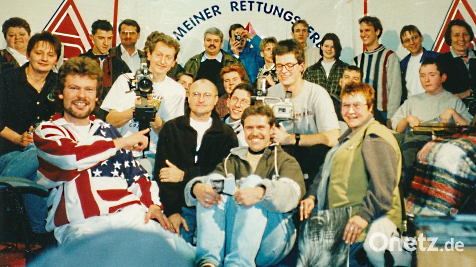 Ehrenamtliche Helfer und Mitwirkende: Der Videodreh mit Phil Collins 1997 in den Katakomben der Münchner Olympiahalle war eines der Highlights des &quot;Kino für Behinderten&quot;-Projekts, das von Peter Meyer (vorne links) ins Leben gerufen wurde und das den ARV damals deutschlandweit bekannt machte. Archivbild: Kunz