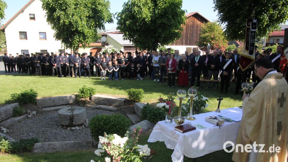Pfarrer Konrad Amschl hielt den Festgottesdienst im Freien inmitten von Naab. Bild: kro