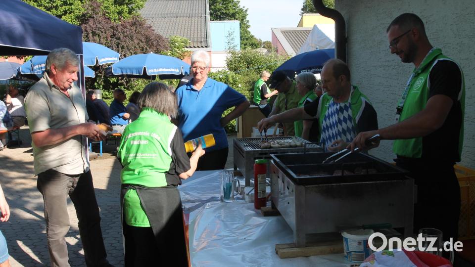 Fleißige Hände sind am Grillstand gefragt. Bild: pi