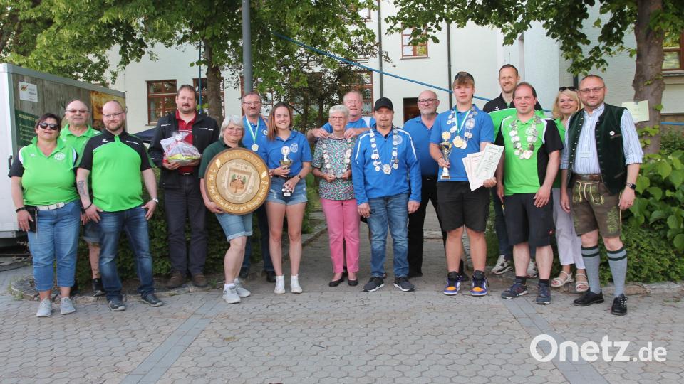 Bürgermeister Markus Bauriedl (rechts) freut sich mit den erfolgreichen Schützen der 38. Marktmeisterschaft. Bild: pi