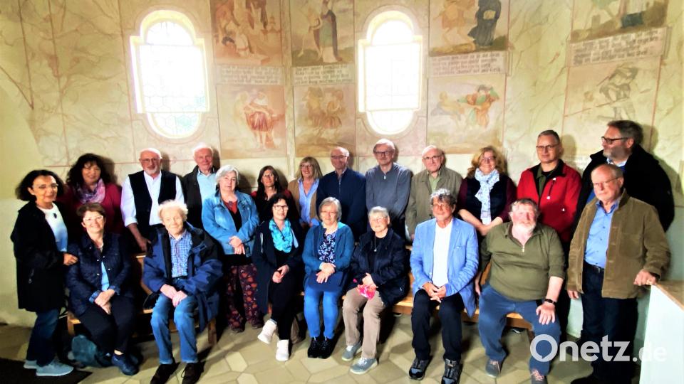 Haselbach: Die Teilnehmer in der Haselbacher Friedhofskapelle mit den sich an den Basler Holbein d. J. anlehnenden Wandbildern. Bild: Dr. Knut Thielsen/exb