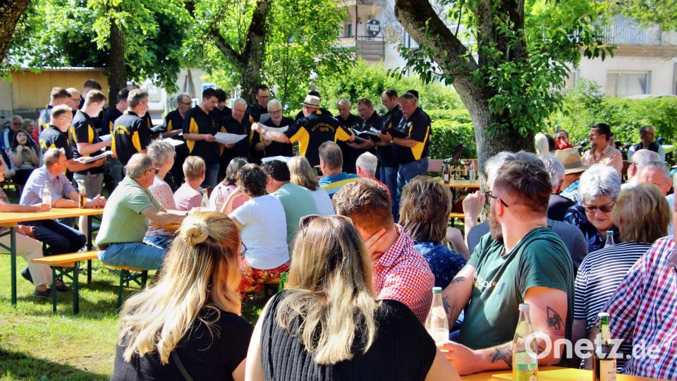 Der Chor des Männergesangvereins Etzelwang inmitten vieler Zuhörer bei seiner Sommerserenade. Bild: ds
