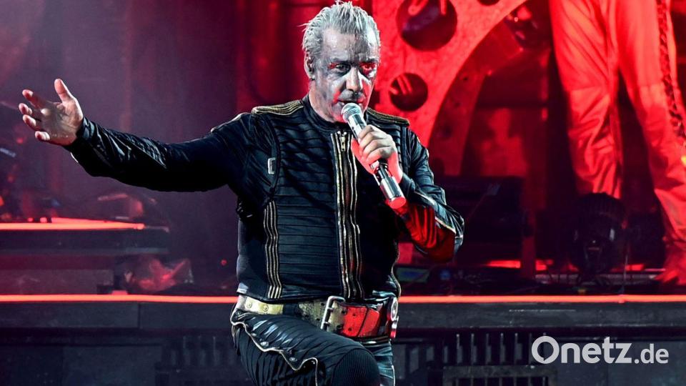 Till Lindemann, Frontsänger von Rammstein, steht während eines Deutschland-Konzerts auf der Bühne. Bild: Malte Krudewig/dpa/Archiv
