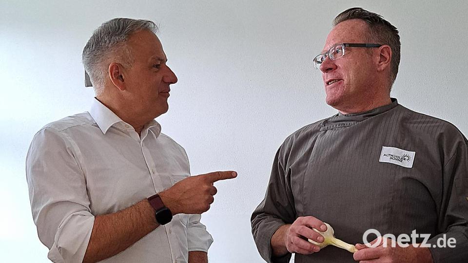 Landrat Roland Grillmeier (links) mit Johann Lemberger im Austausch über das Projekt. Bild: Landratsamt Tirschenreuth/exb