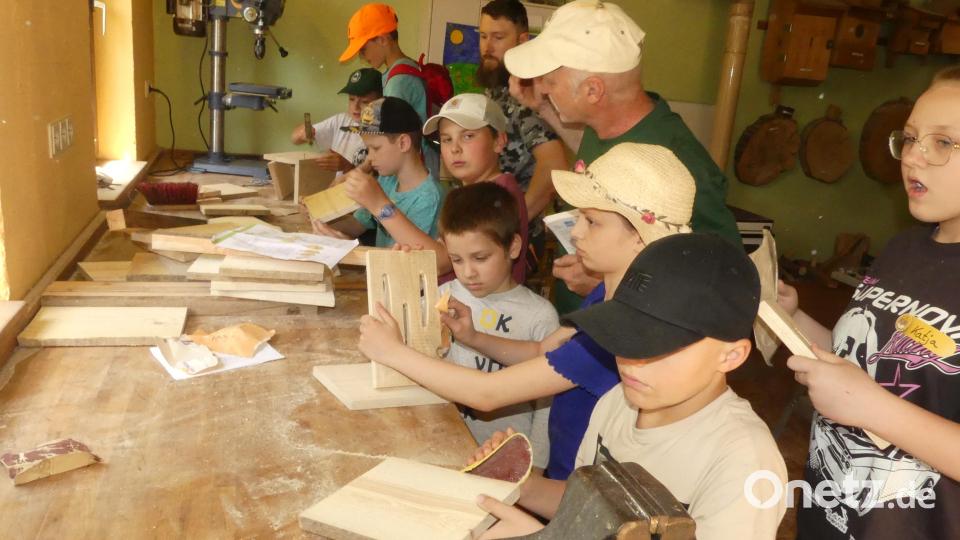 Im Werkraum des Gruppenheims entstanden Schmetterlingshäuser. Bild: rn