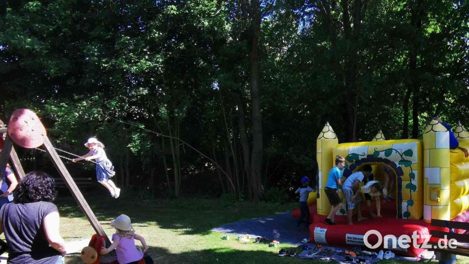 Während es sich die Eltern und Großeltern an den Bierbänken gemütlich machten, ging am Spielplatz die Post ab. Bild: gz