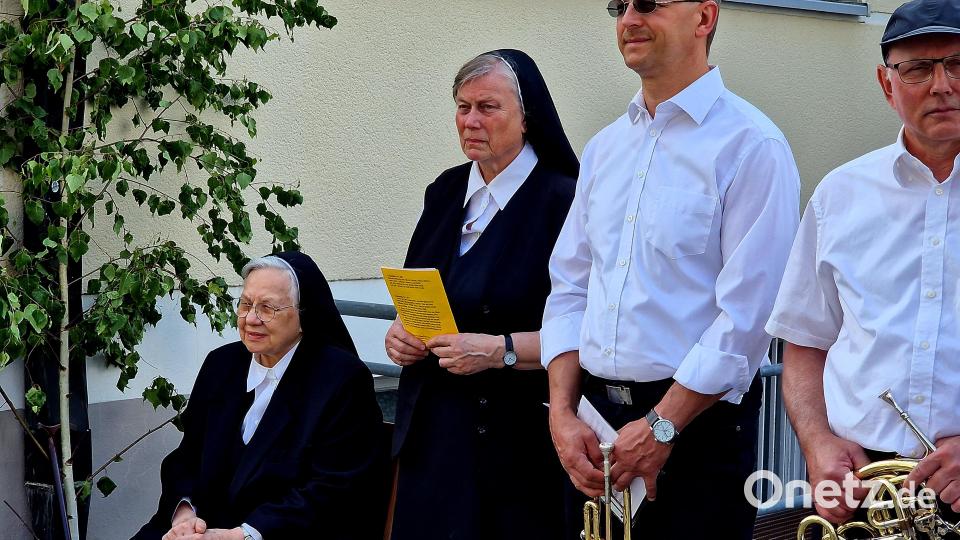 Pfarrer Markus Schmid dankt Schwester Celia (sitzend) . Bild: R. Kreuzer