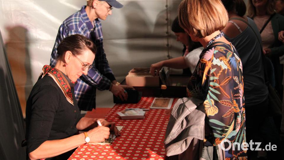 Die hoch dekorierte Kabarettistin Martina Schwarzmann begeistert im ausverkauften Festzelt das Publikum mit ihrem Programm &quot;Ganz einfach&quot; restlos. Am Ende gab es Smaltalk und Autogramme. Bild: prh