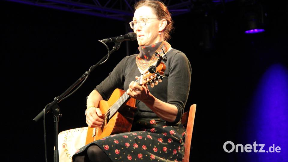 Die hoch dekorierte Kabarettistin Martina Schwarzmann begeistert im ausverkauften Festzelt das Publikum mit ihrem Programm &quot;Ganz einfach&quot; restlos. Bild: prh