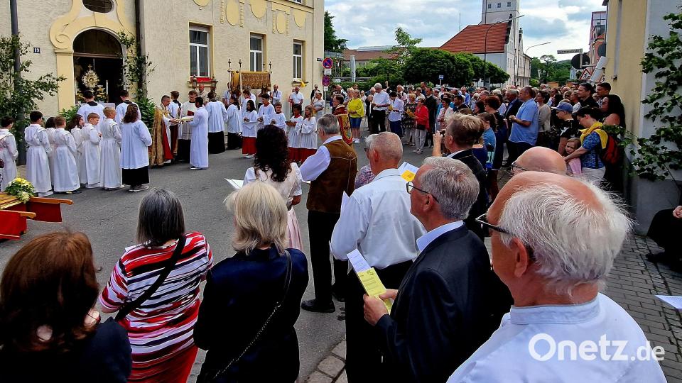Die Prozession startet am ersten Altar am Eingang der Schulschwestern, die Weiden nach 130 Jahren nun verlassen. Bild: R. Kreuzer