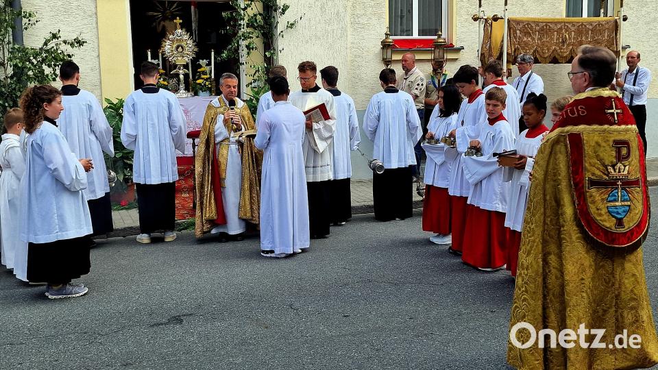 Die Prozession startet am ersten Altar am Eingang der Schulschwestern, die Weiden nach 130 Jahren nun verlassen. Bild: R. Kreuzer