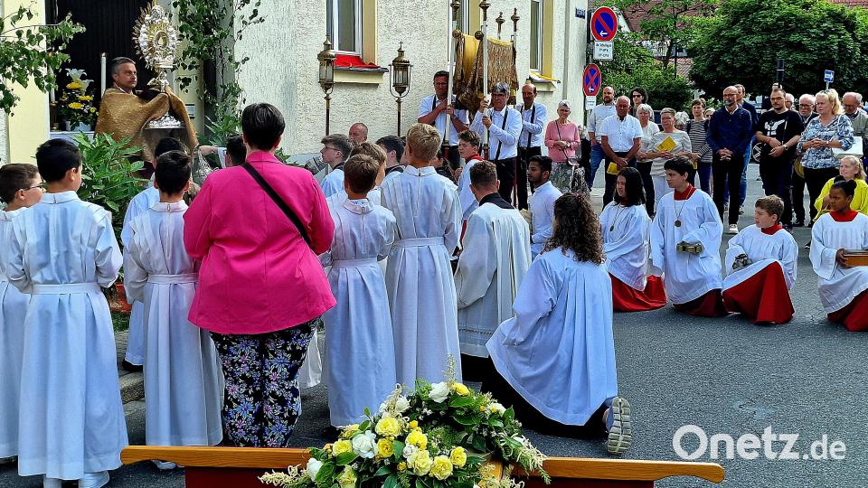 Die Prozession startet am ersten Altar am Eingang der Schulschwestern, die Weiden nach 130 Jahren nun verlassen. Bild: R. Kreuzer
