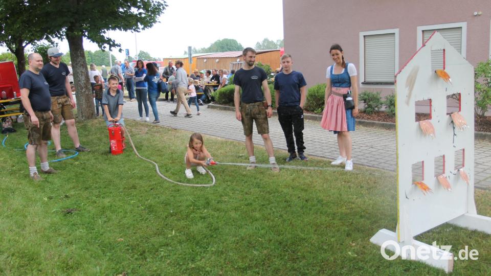Die Kinder haben mit der Kübelspritze Riesenspaß. Bild: pi