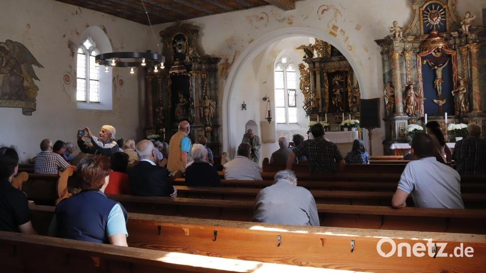 Der Bau der Friedhofskirche St. Helena geht auf das Jahr 1360 zurück. Mit der bemalten Empore und Holzdecke ist das Gotteshaus ein Kleinod, das die Teilnehmer der AFO-Tagung mit großem Interesse besuchten. Bild: mfh