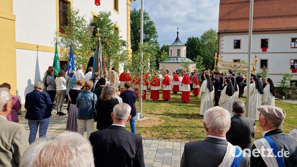 Der erste Altar bei der Fronleichnamsprozession war beim Eingangsportal des Finanzamts aufgebaut. Bild: hmr