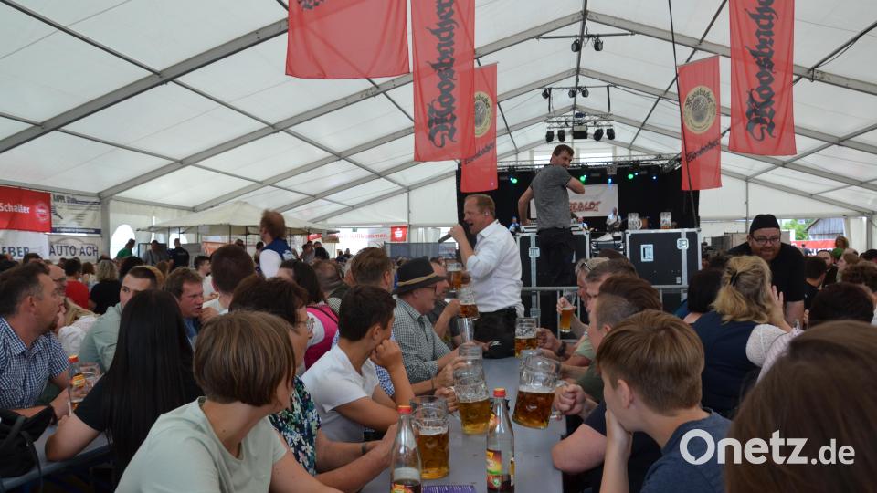 Beim Party-Frühschoppen 100 Jahre SpVgg Moosbach mit der Gruppe „Sappralot“ geht die Post ab. Bild: gi