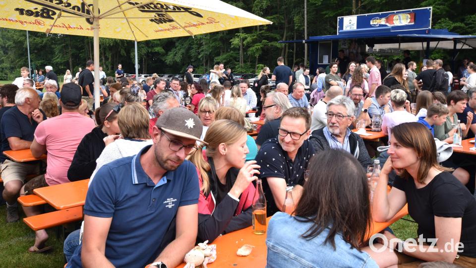Viele Besucher genossen beim Kirwaauftakt des SV Illschwang bei herrlichem Wetter, das Speisen- und Getränkeangebot. Bild: no