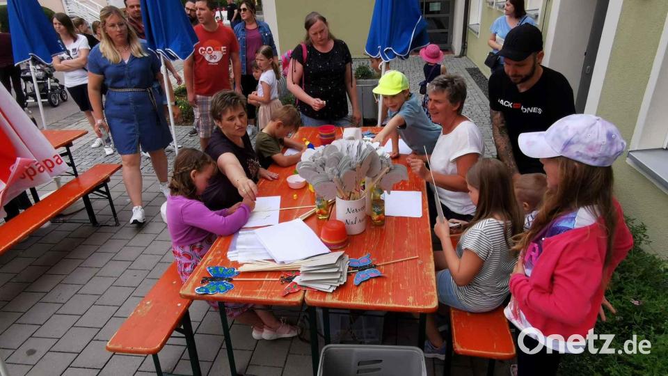 Das Kindergartenpersonal bastelt mit den Kindern tolle Schmetterlinge. Bild: gz