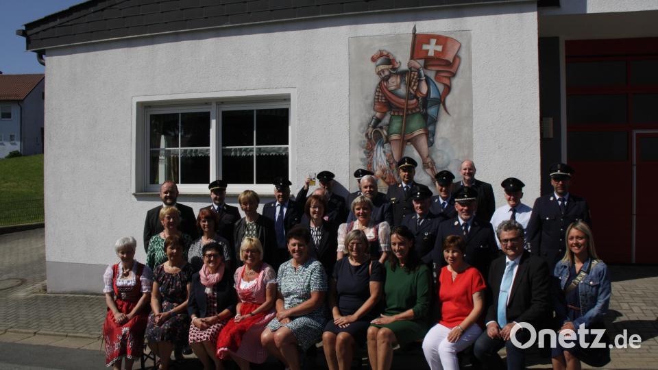 Vertreter von Stadt, Landkreis, der Gemeinde Friedersreuth und die Festdamen von 1973 feierten das Jubiläum. Bild: sne