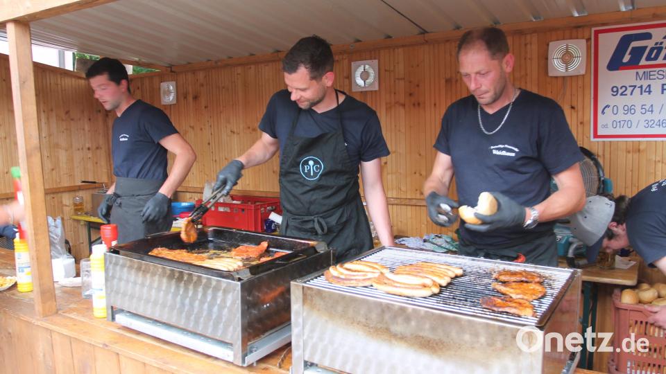Auch die Grillmeister haben viel zu tun. Bild: pi