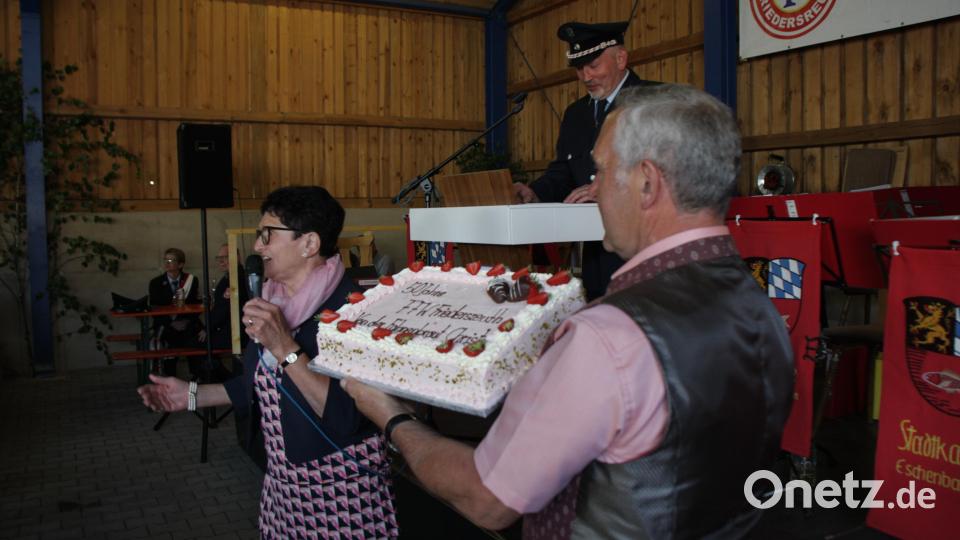 Die einstige Festbraut Christa Kick hatte zur Feier eine Torte mitgebracht. Bild: sne