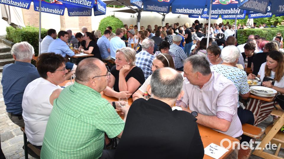 Die Festmeile bot beim Schlemmerfrühschoppen im Landhotel Weißes Ross kaum freie Plätze. Bild: no