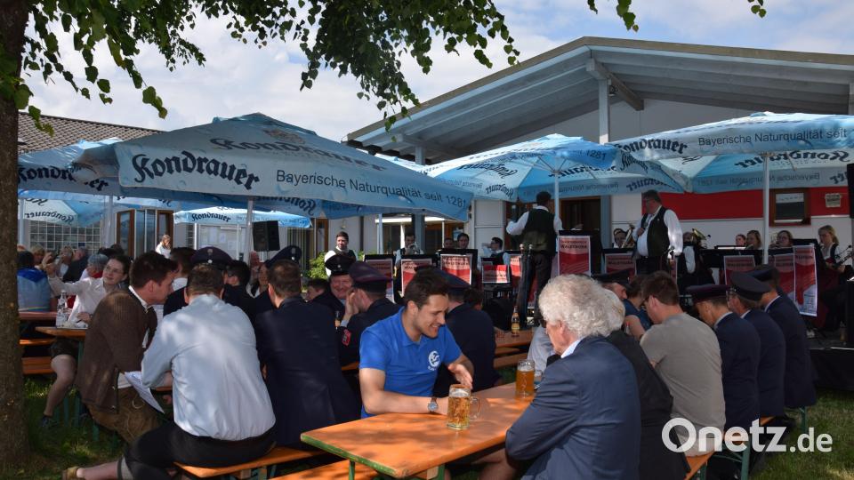Bereits der musikalische Frühschoppen beim Gartenfest der Trachtenkapelle ist gut besucht. Die Gäste suchen sich ein schattiges Plätzchen, genießen die Musik und unterhalten sich. Bild: fla