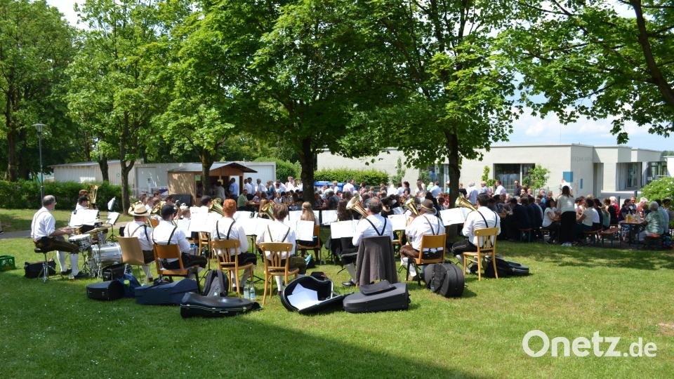 So lässt es sich auch im Kleinen feiern: Essen, Trinken und Musik bot der Pfarrgemeinderat nach der Fronleichnamsprozession an. Bild: kki
